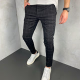 Mustad liibuvad ruudulised püksid